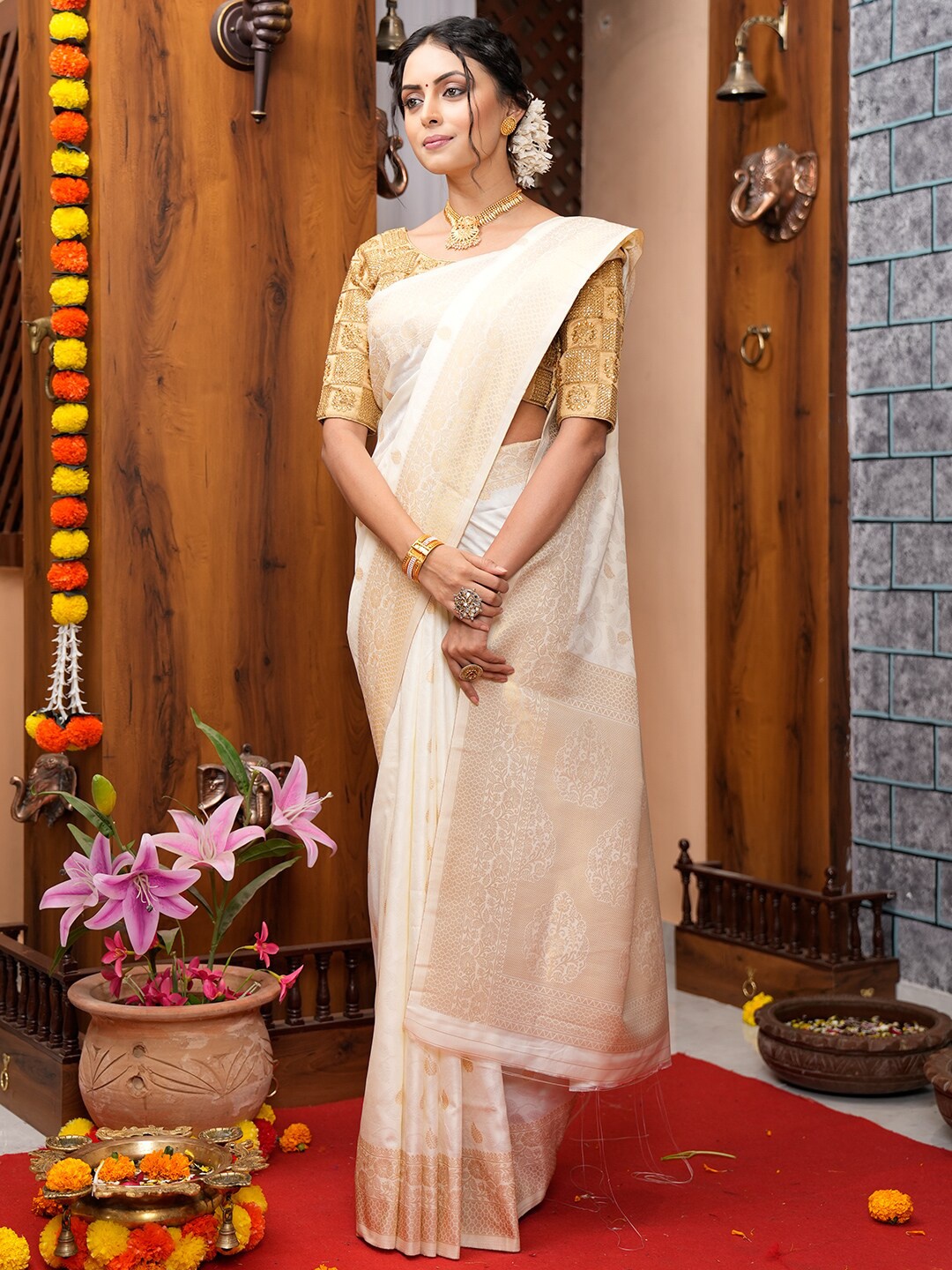 

KARAGIRI Floral Woven Design Silk Blend Kanjeevaram Saree, White