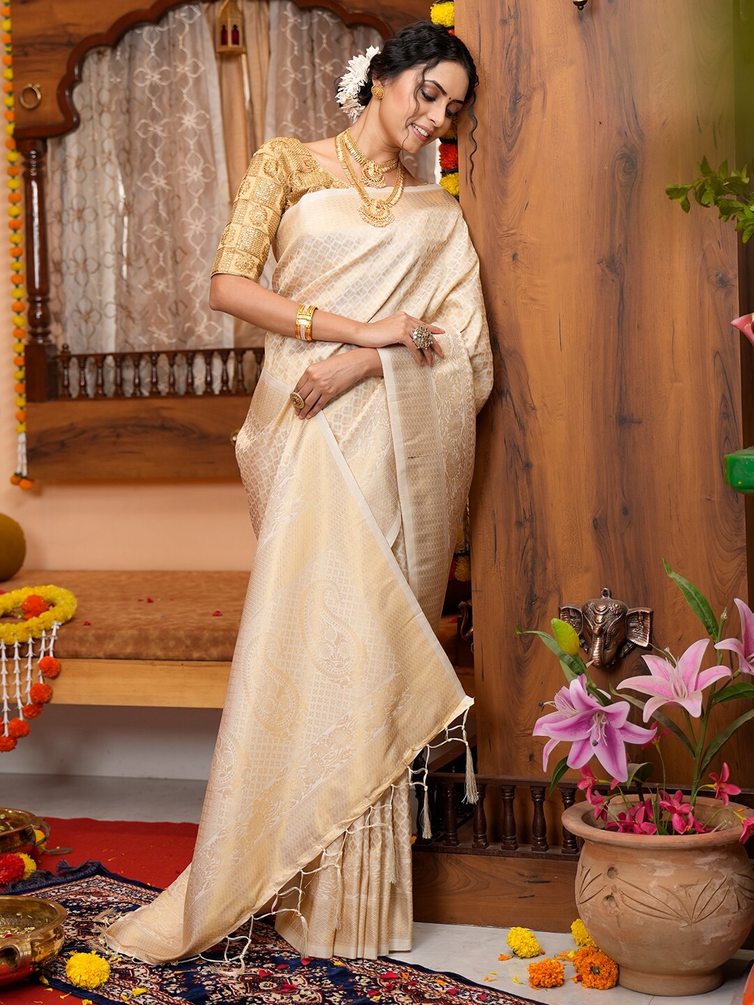 

KARAGIRI Ethnic Woven Design Kanjeevaram Saree, White