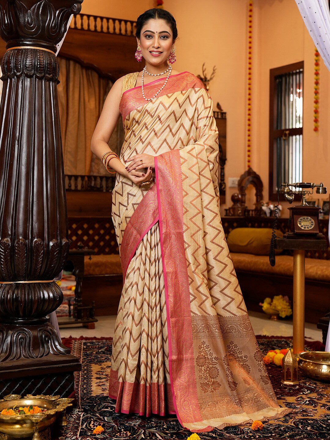 

KARAGIRI Geometric Silk Blend Zari Saree With Blouse Piece, Beige