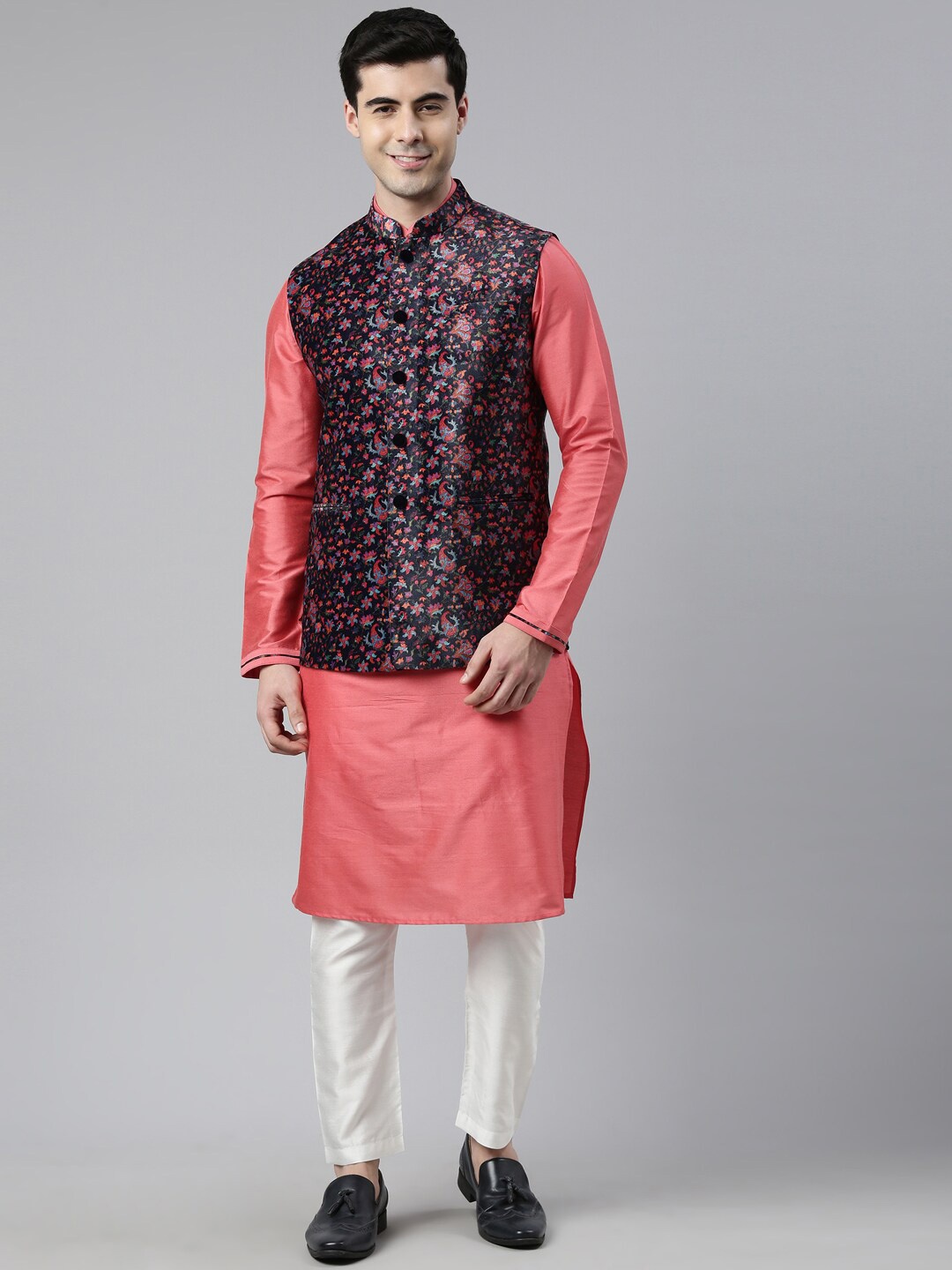 

TheEthnic.Co Mandarin Collar Straight Kurta with Pyjamas & Nehru Jacket, Pink
