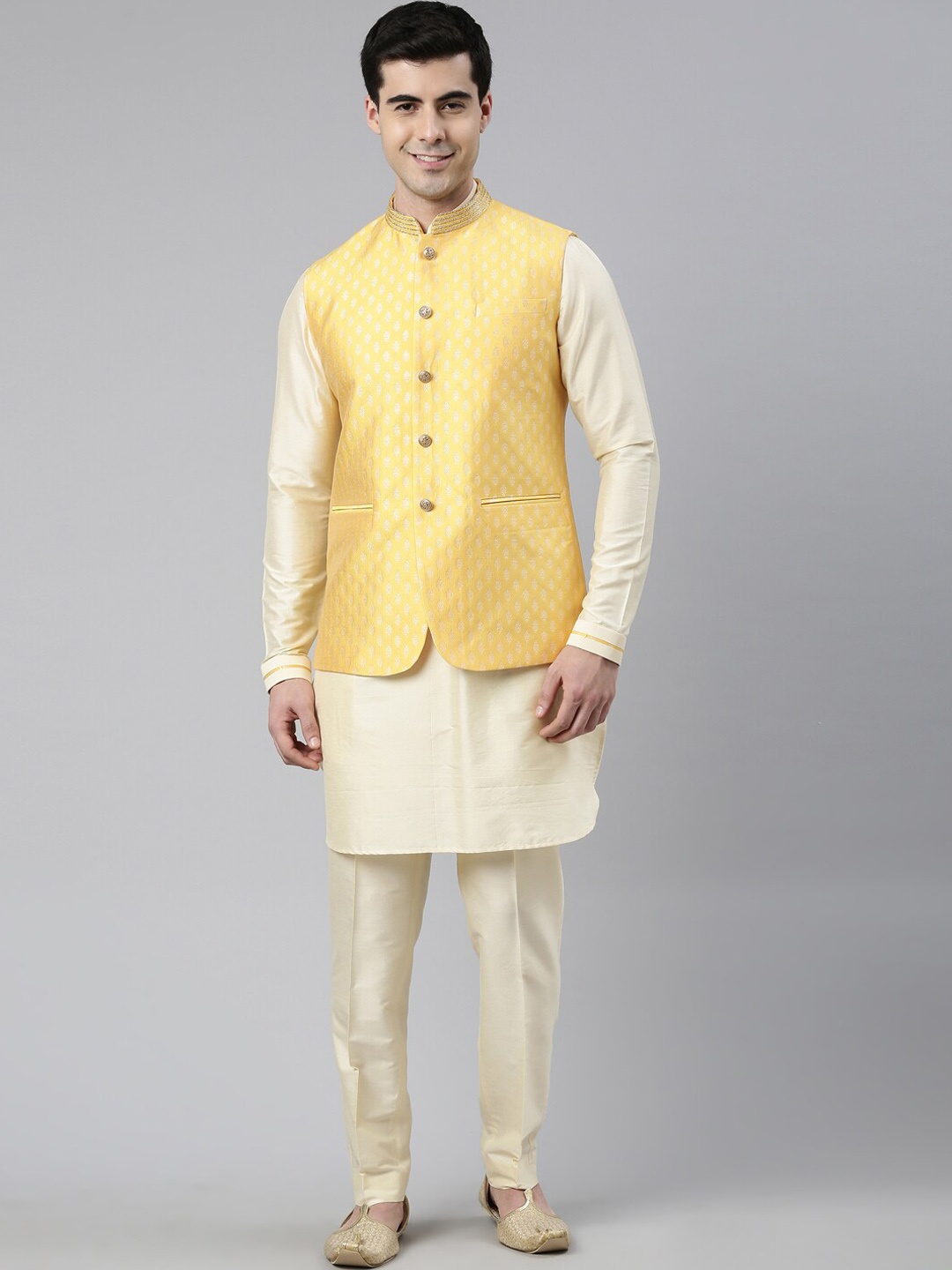 

TheEthnic.Co Mandarin Collar Zari Kurta with Pyjamas with Woven Design Nehru Jacket, Cream