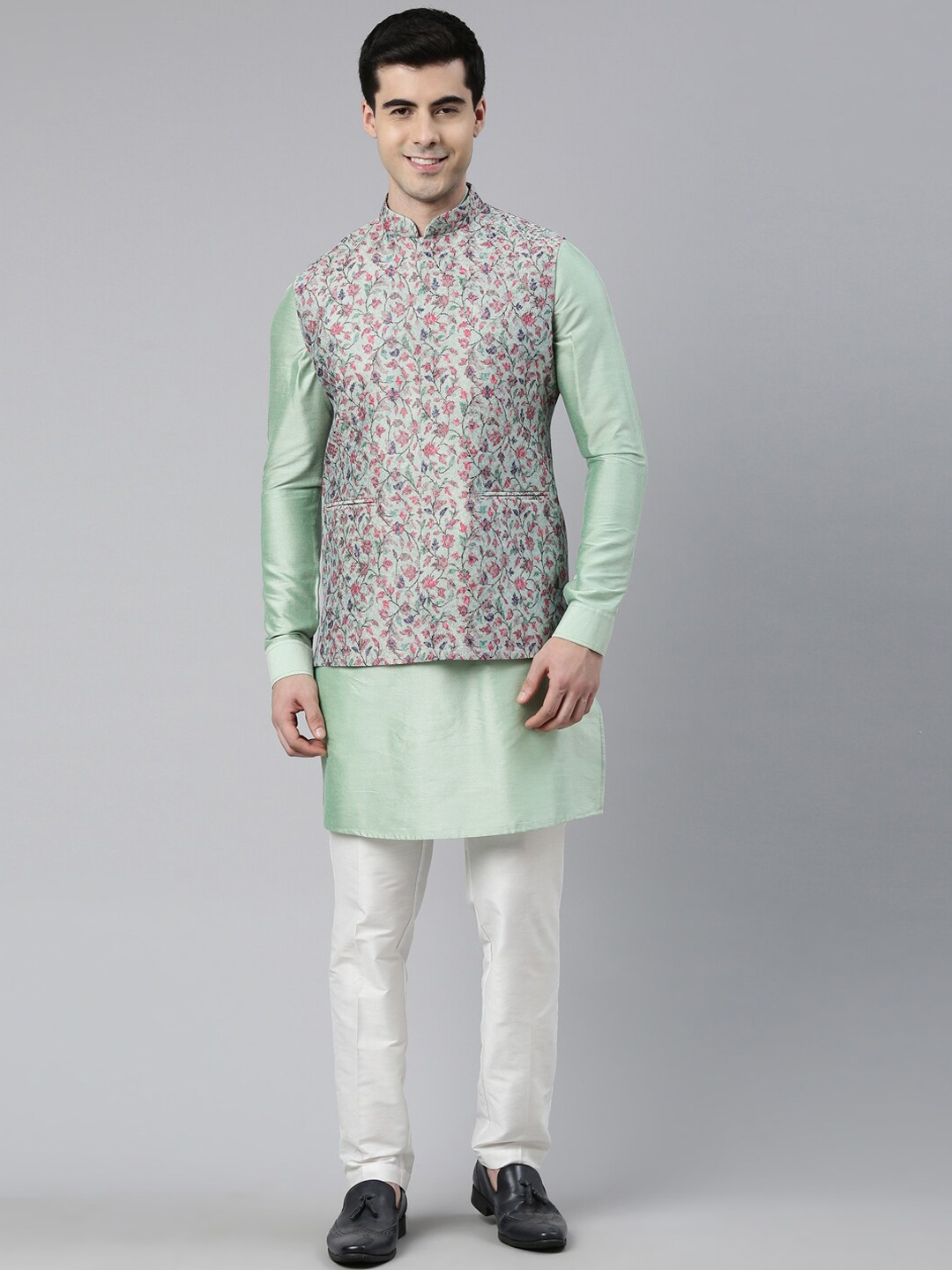 

TheEthnic.Co Mandarin Collar Regular Kurta with Pyjamas with Floral Printed Nehru Jacket, Green
