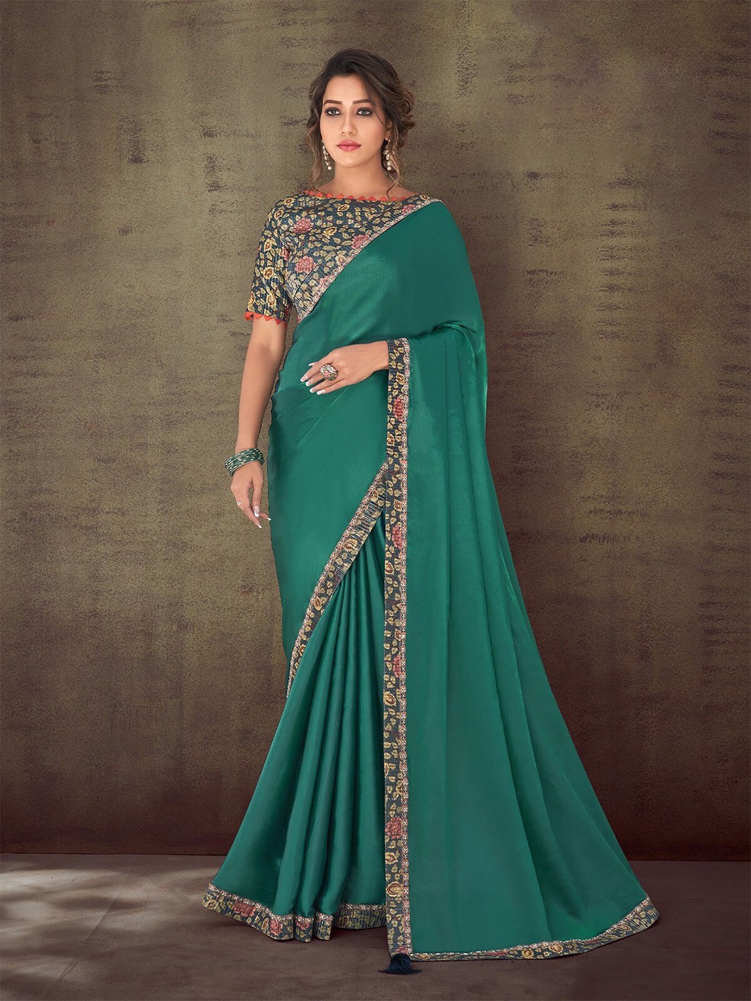 

ODETTE Floral Silk Blend Saree With Blouse Piece, Green