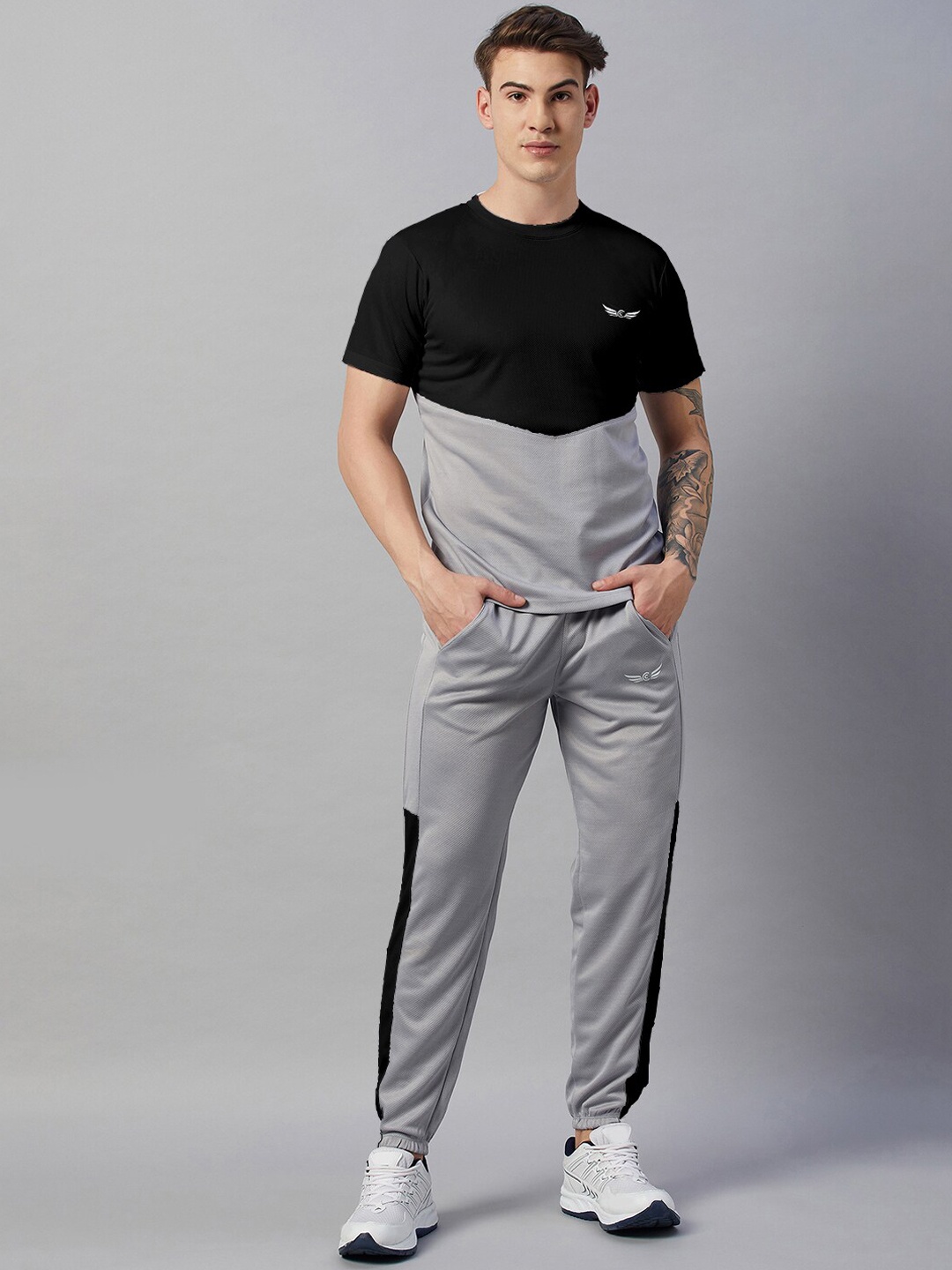 

CHROME & CORAL Men Colorblocked Tracksuits, Black