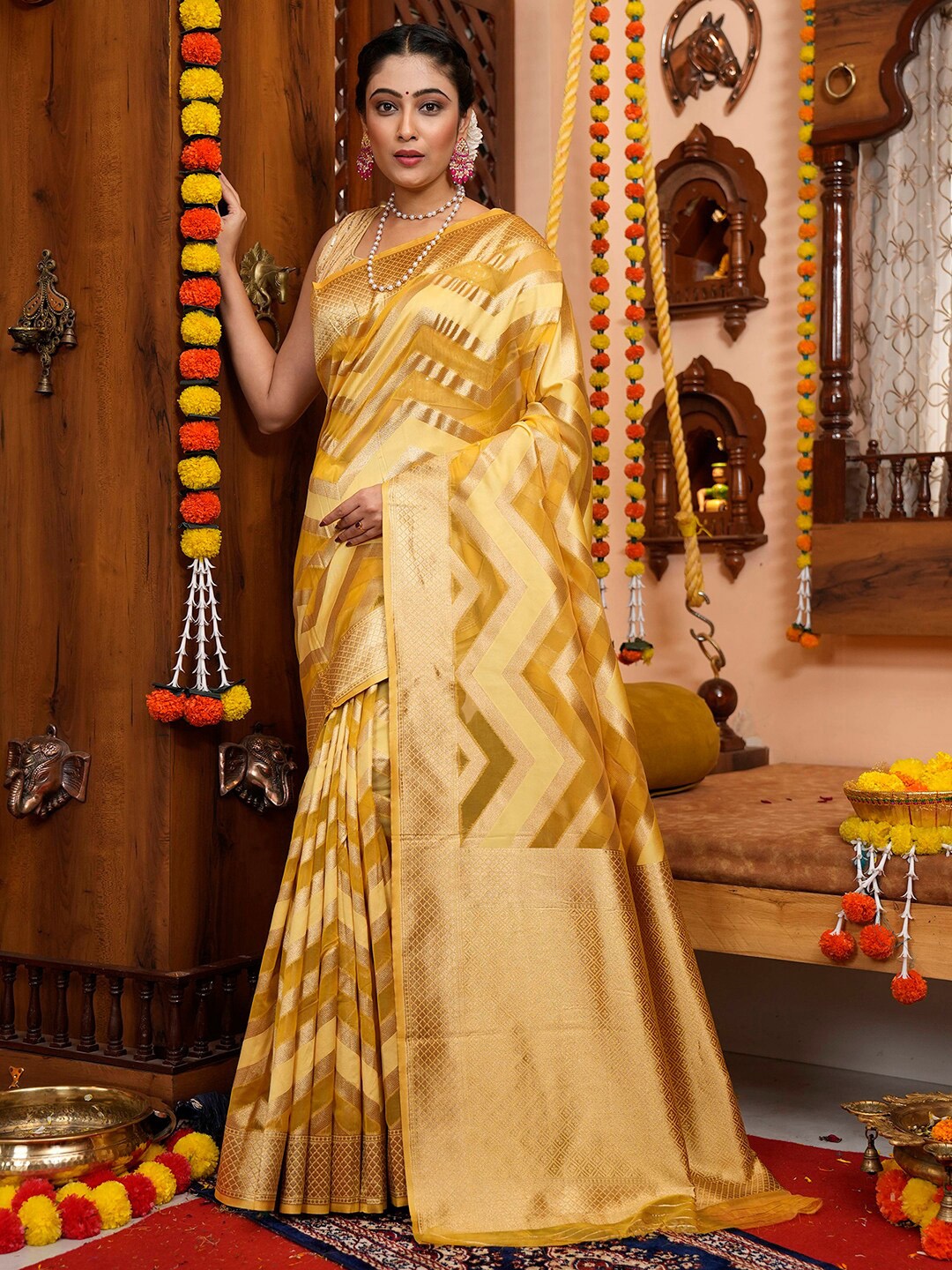 

Satrani Yellow & Gold-Toned Geometric Woven Design Zari Banarasi Saree