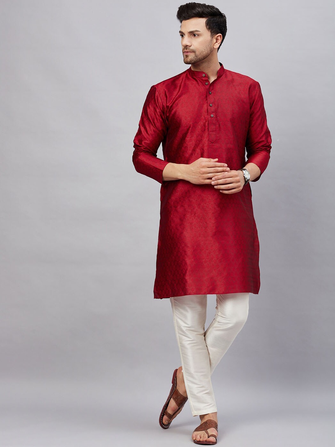 

VM Men Mandarin Collar Straight Kurta with Trousers, Maroon