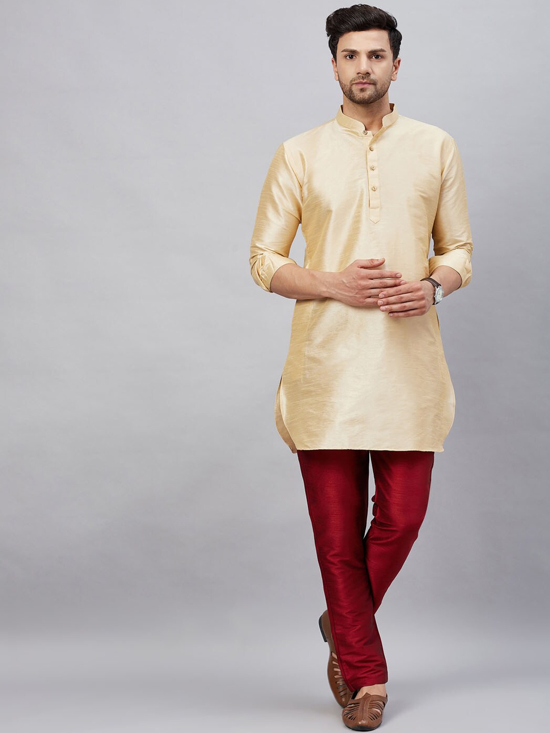 

VASTRAMAY Mandarin Collar Curved Hem Kurta with Trousers, Gold