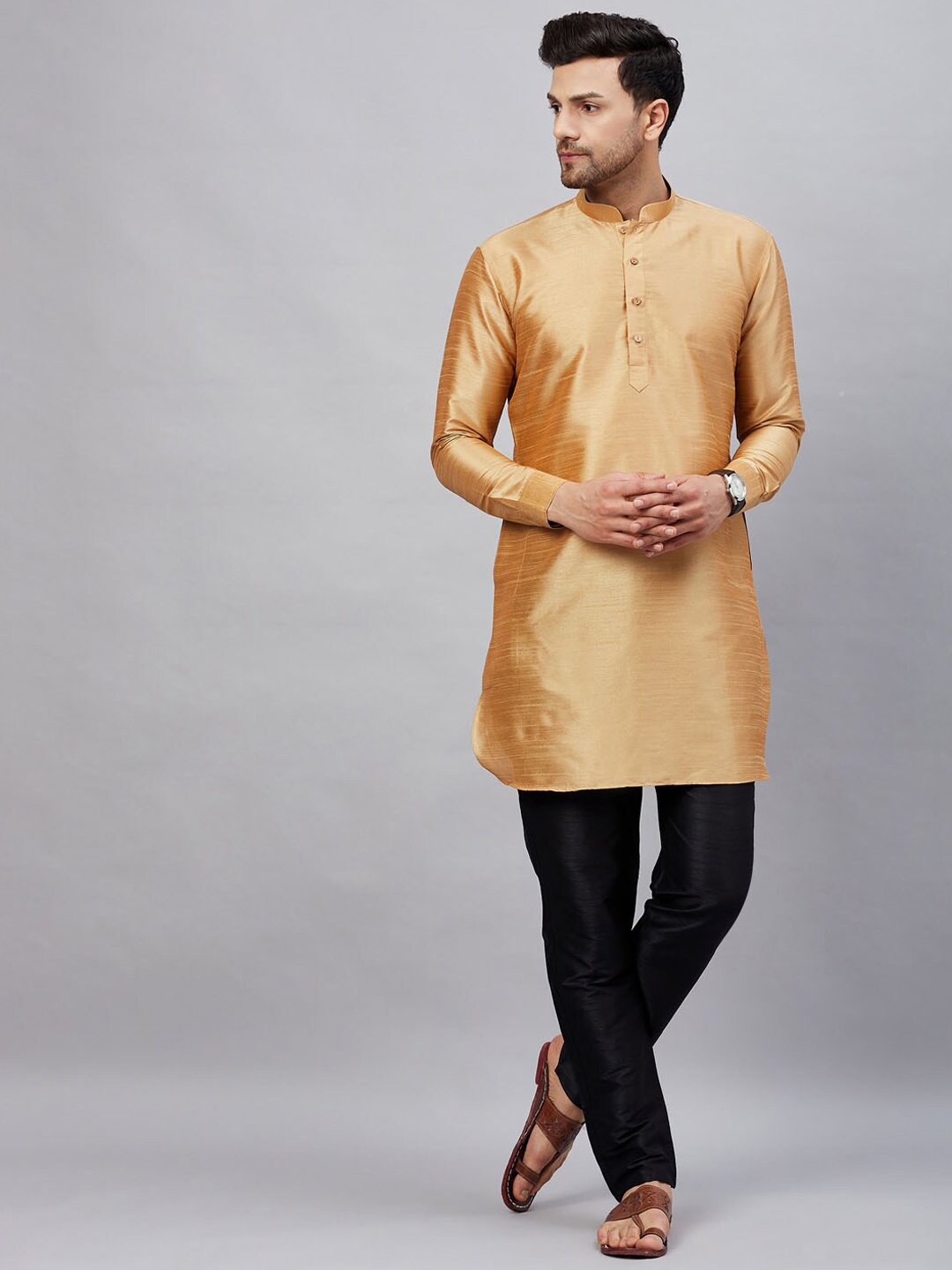 

VASTRAMAY Men Mandarin Collar Straight Kurta with Trousers, Gold