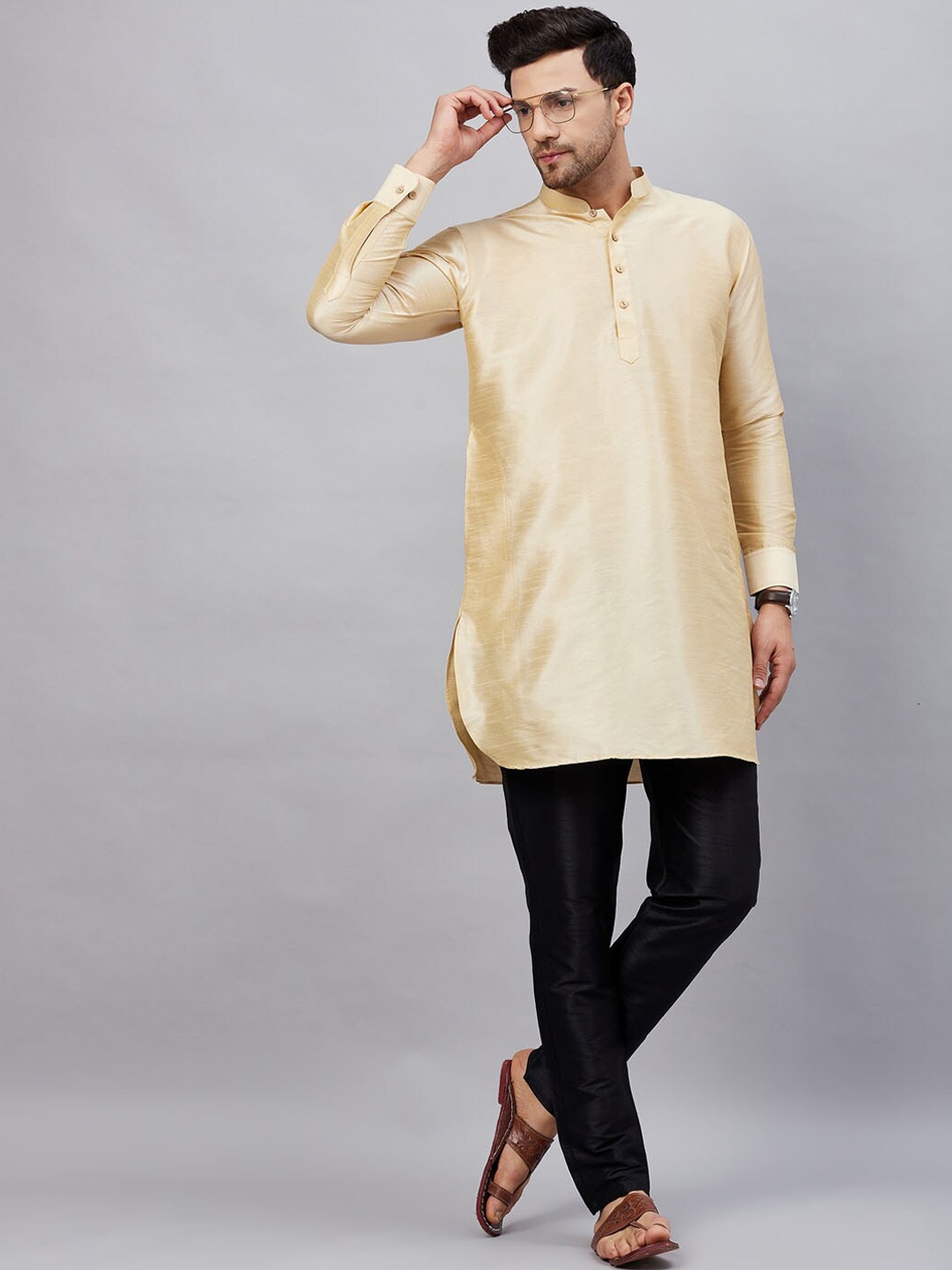 

VASTRAMAY Mandarin Collar Curved Hem Kurta with Trousers, Beige