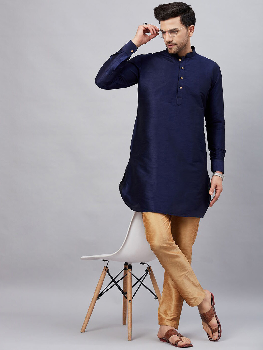 

VASTRAMAY Mandarin Collar Curved Hem Straight Kurta with Trousers, Navy blue
