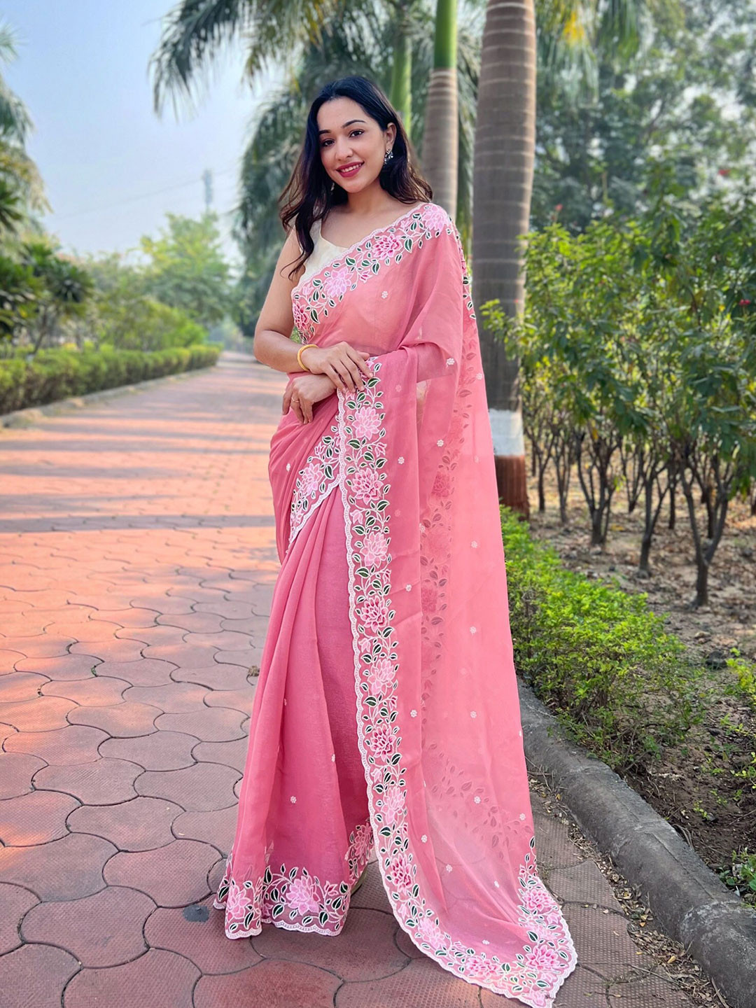 

Exclusiva Floral Embroidered Saree, Pink