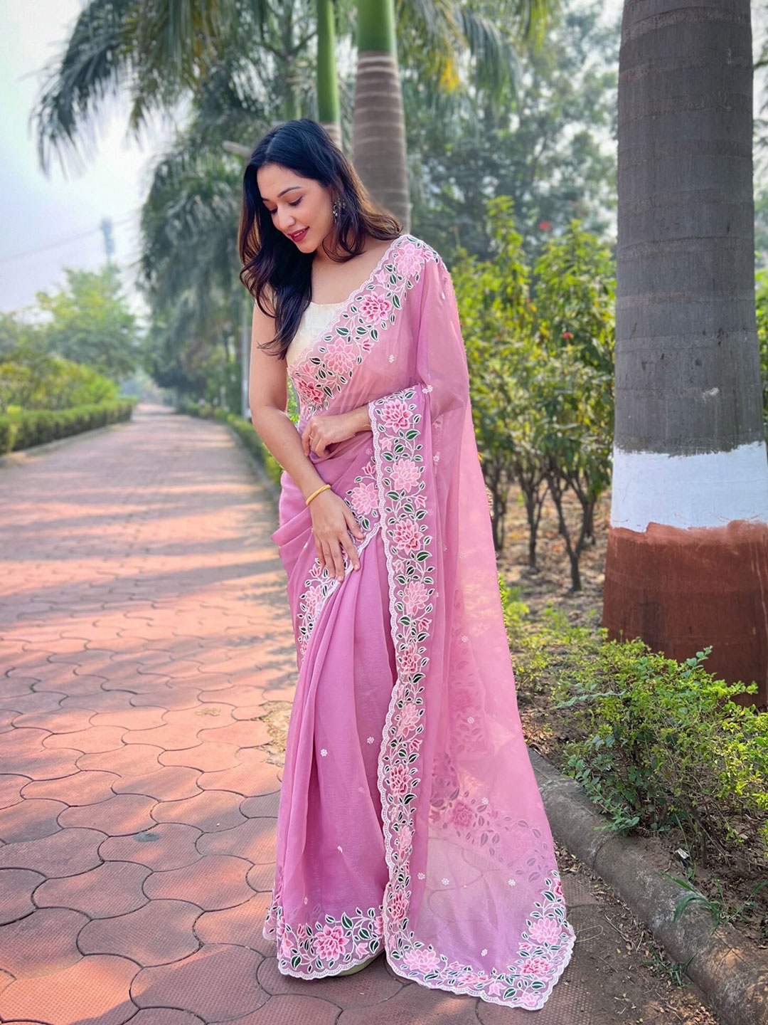 

Exclusiva Floral Embroidered Saree, Pink