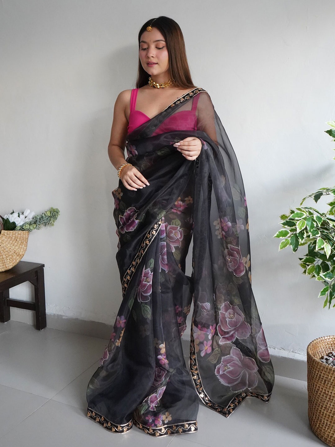 

Exclusiva Floral Printed Sequinned Saree, Black