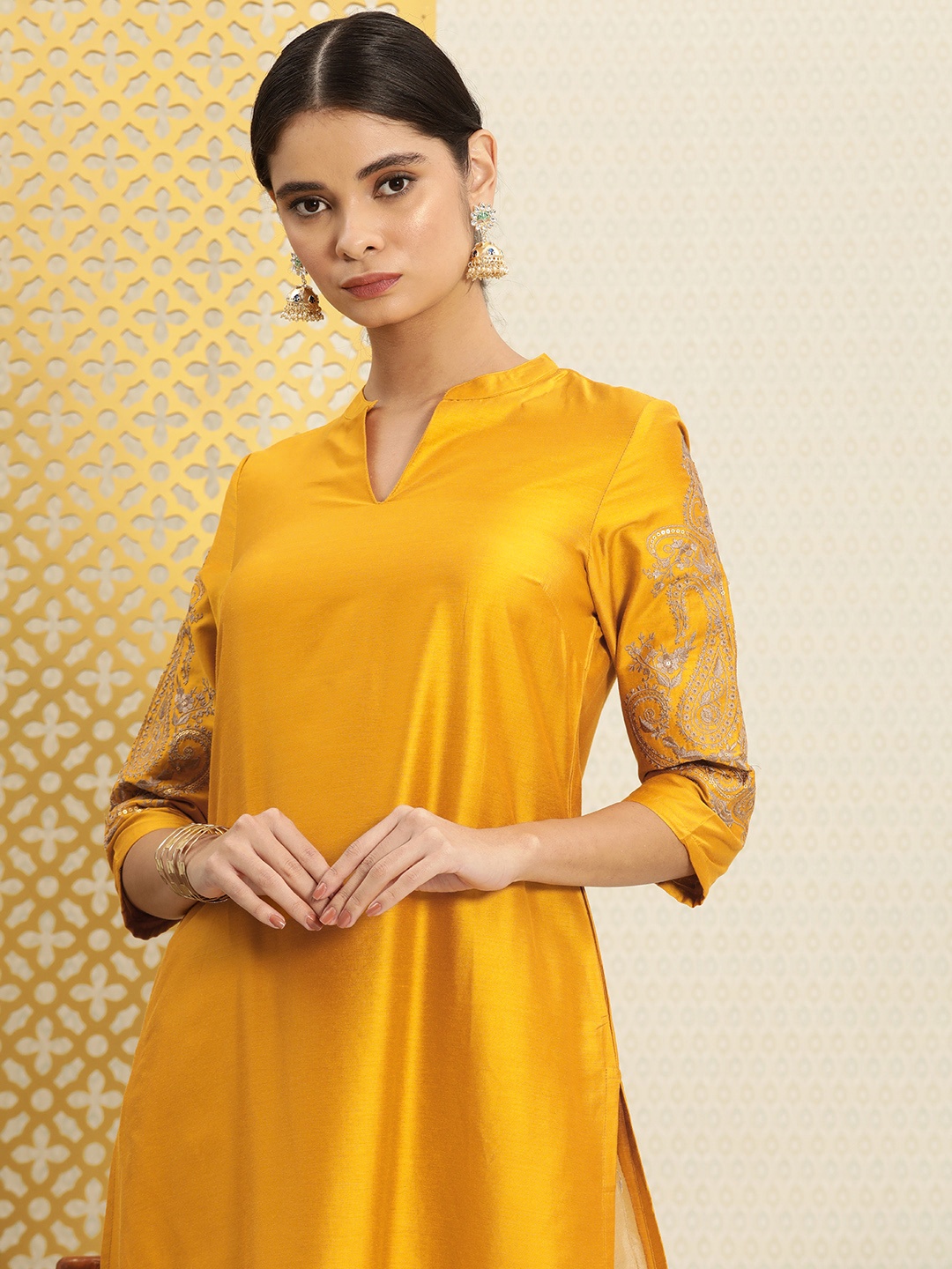 

House of Pataudi Ethnic Paisley Embroidered Thread Work Jashn Kurta, Mustard