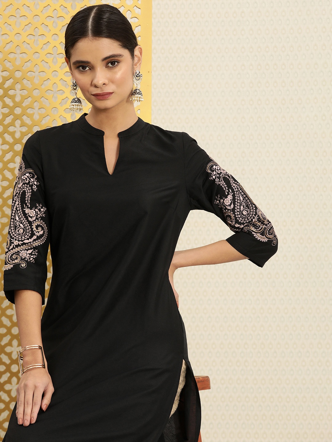 House of Pataudi Ethnic Paisley Embroidered Thread Work Jashn Kurta, Black