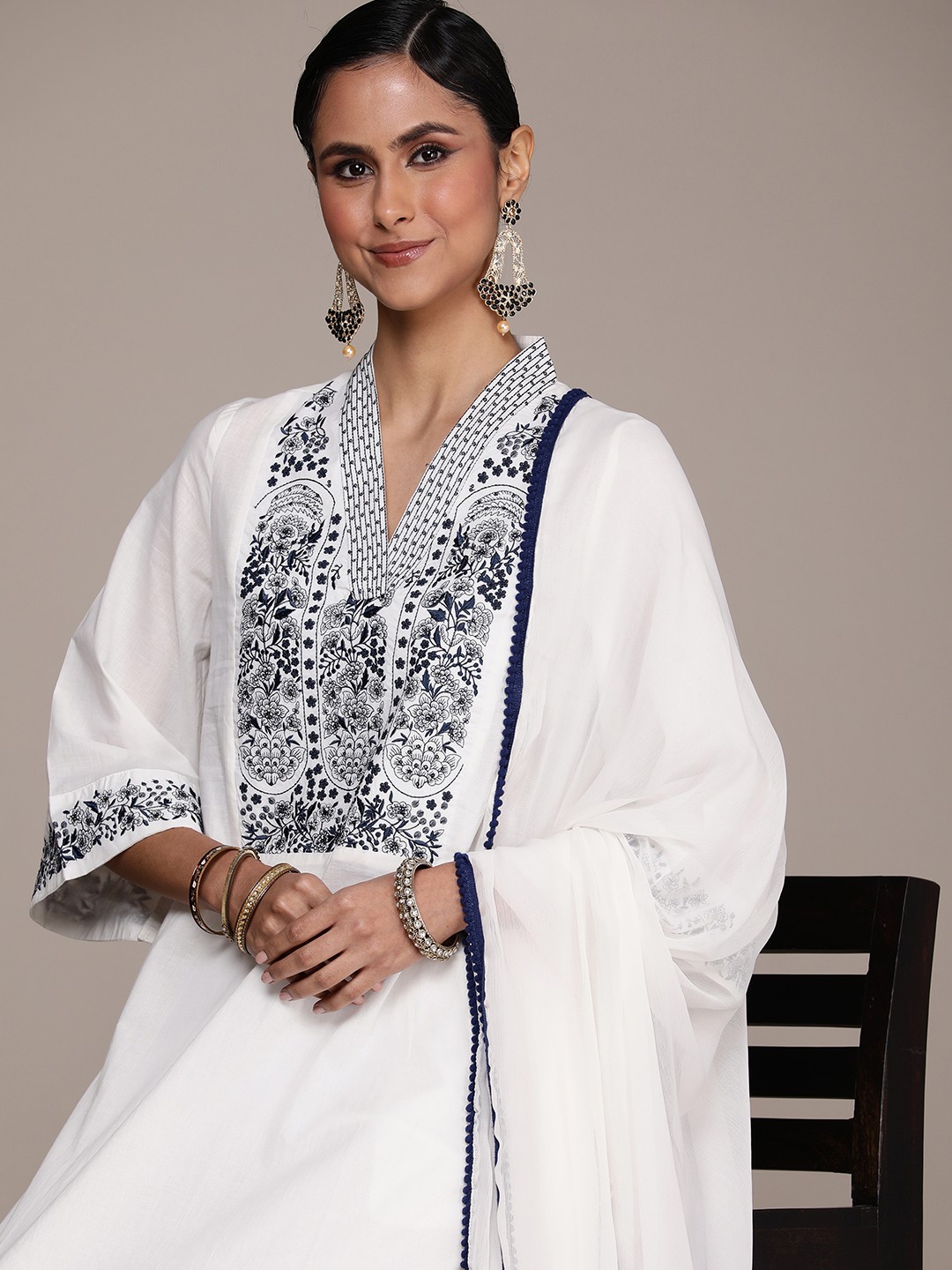 

House of Pataudi Women Jashn Embroidered & Sequined Pure Cotton Kurta Set, White