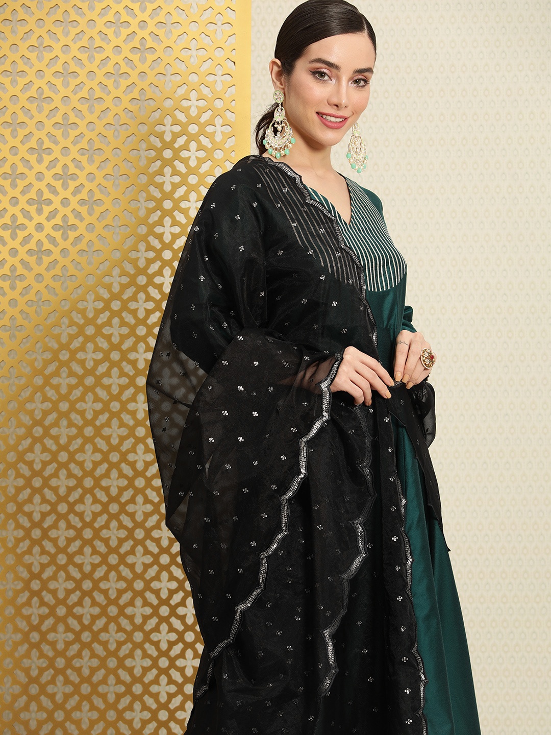 

House of Pataudi Embroidered Sequined Jashn Dupatta, Black