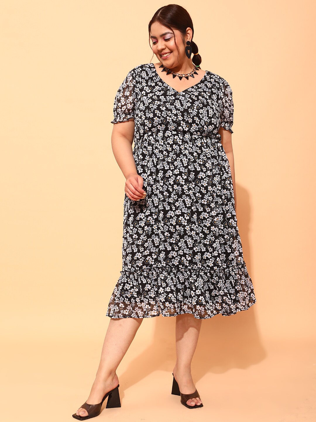 

CURVY STREET Plus Size Black & Pink Floral Printed V Neck Puff Sleeve A-Line Dress