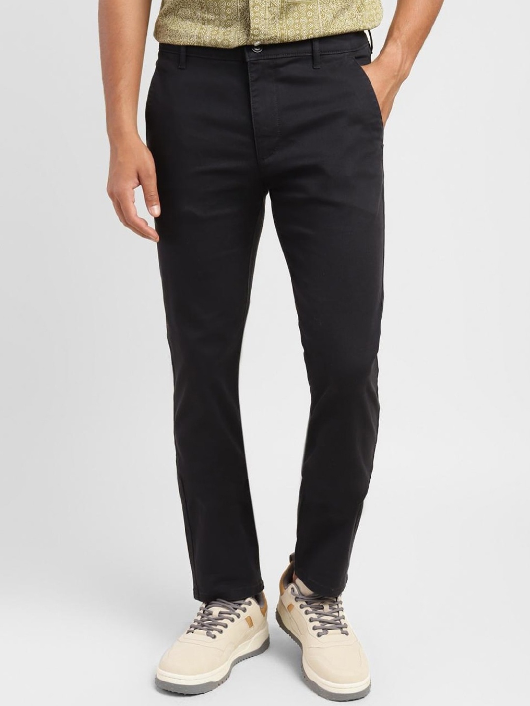 

Levis Men Mid-Rise Plain Slim Fit Chinos Trousers, Black