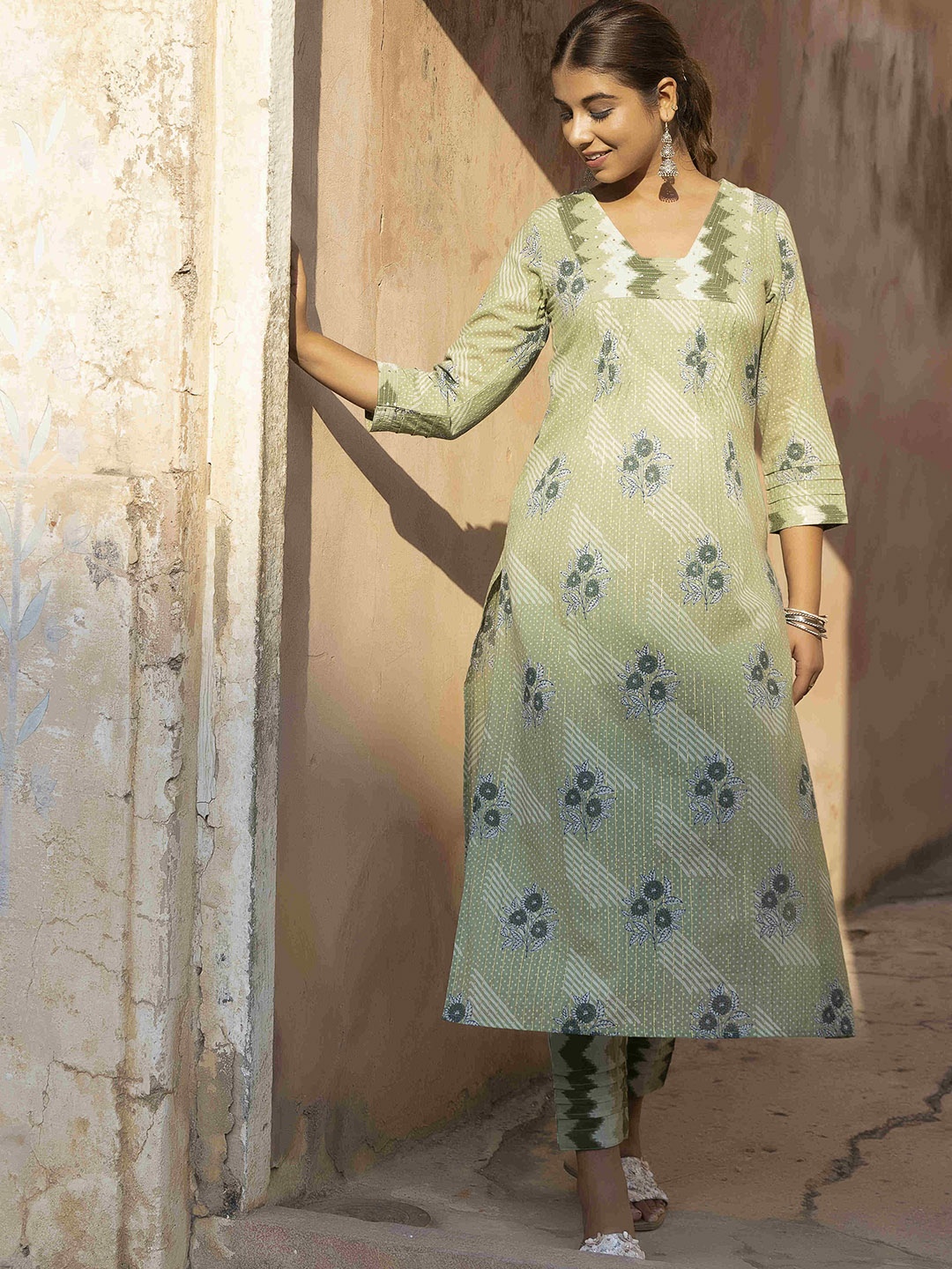 

Ragavi Geometric Printed V-Neck Anarkali Kurta, Green