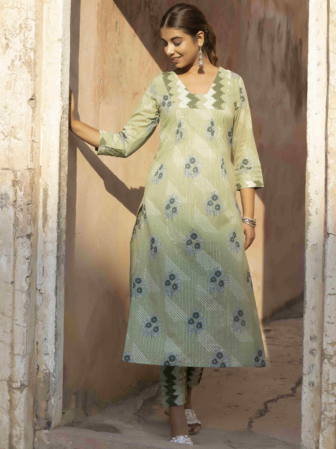 

Ragavi Floral Printed Sequinned Pure Cotton Kurta, Green