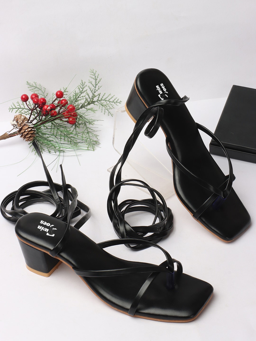 

TWIN TOES Block Gladiator With Tie-Up Closure, Black