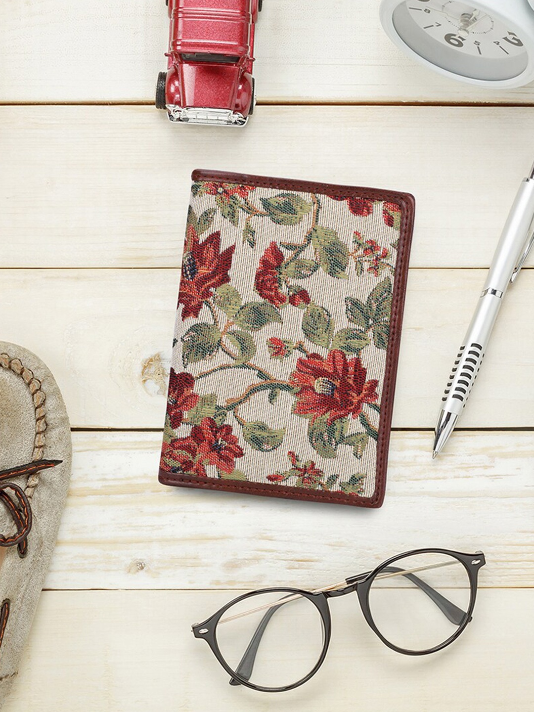 

THE CLOWNFISH Glamour Fold Women Floral Printed Leather Passport Holder, Beige