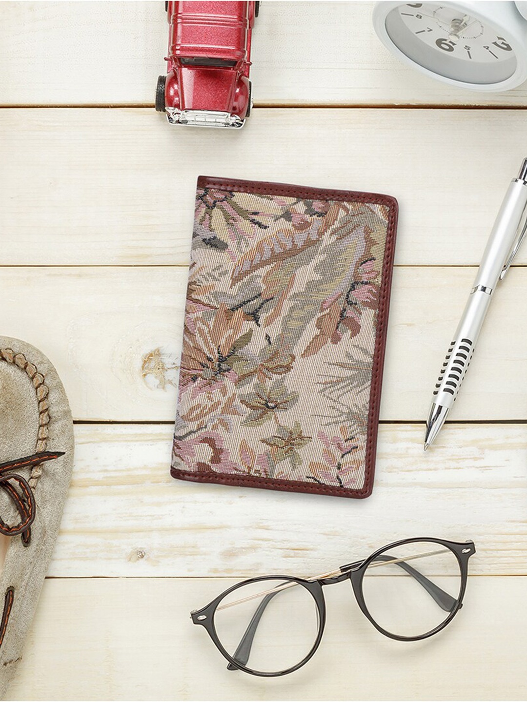 

THE CLOWNFISH Glamour Fold Women Tropical Printed Leather Card Holder With Passport Holder, Beige