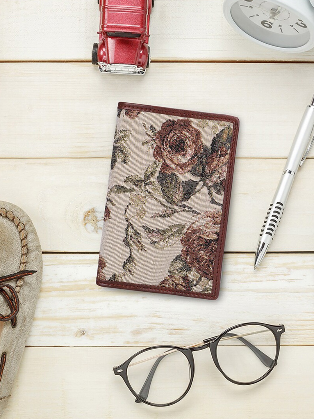 

THE CLOWNFISH Glamour Fold Women Floral Printed Lightweight Leather Passport Holder, Brown