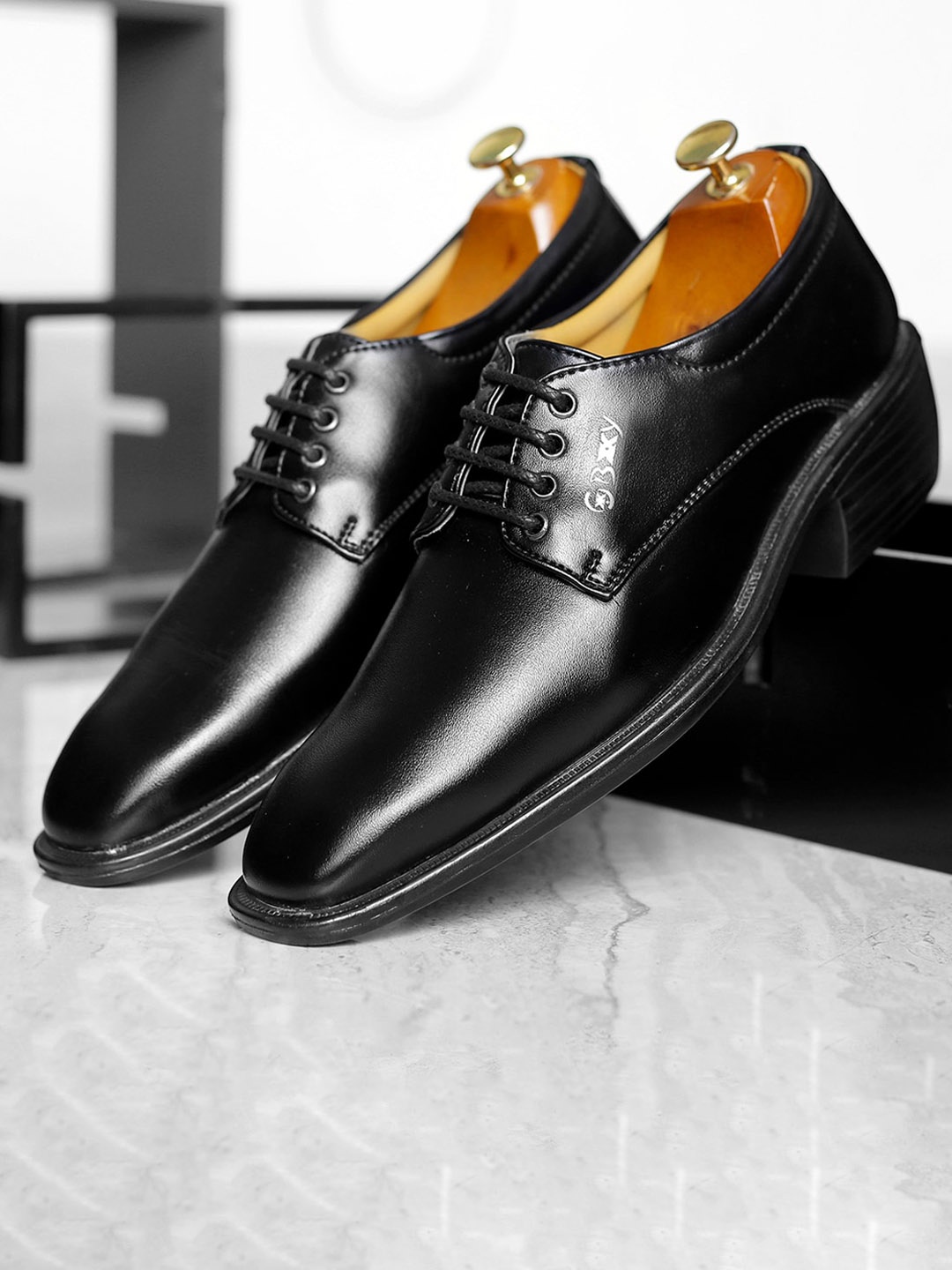 

Bxxy Men Textured Formal Elevator Derbys, Black