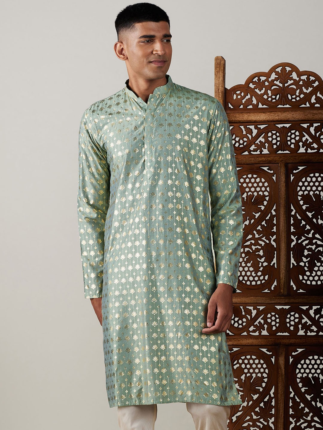 

VASTRAMAY Floral Foil Printed Mandarin Collar Straight Kurta, Green