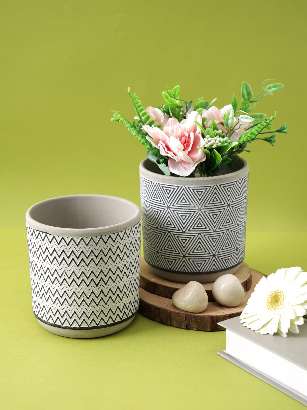 

TAYHAA White & Black 2 Pieces Zig-Zag Printed Ceramic Planters