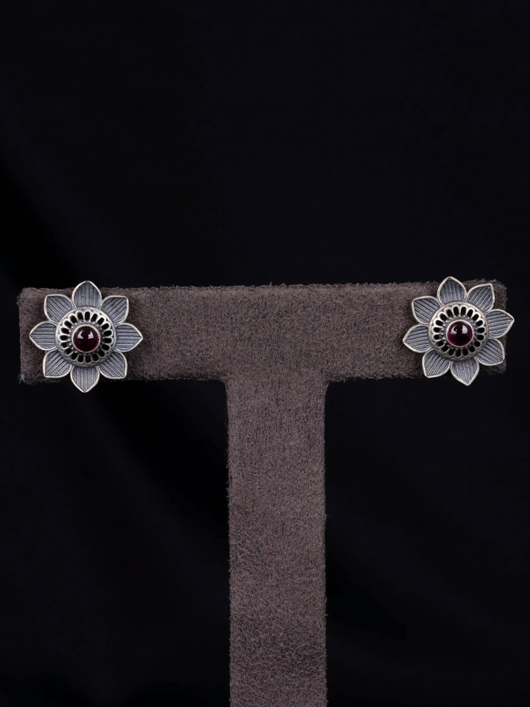 

Shyle 925 Sterling Silver Floral Studs Earrings