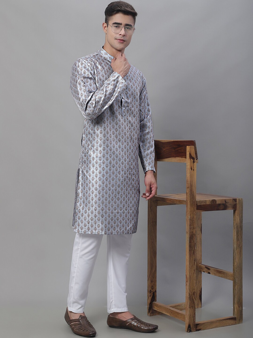 

Anouk Grey & Maroon Geometric Printed Kurta With Pyjamas