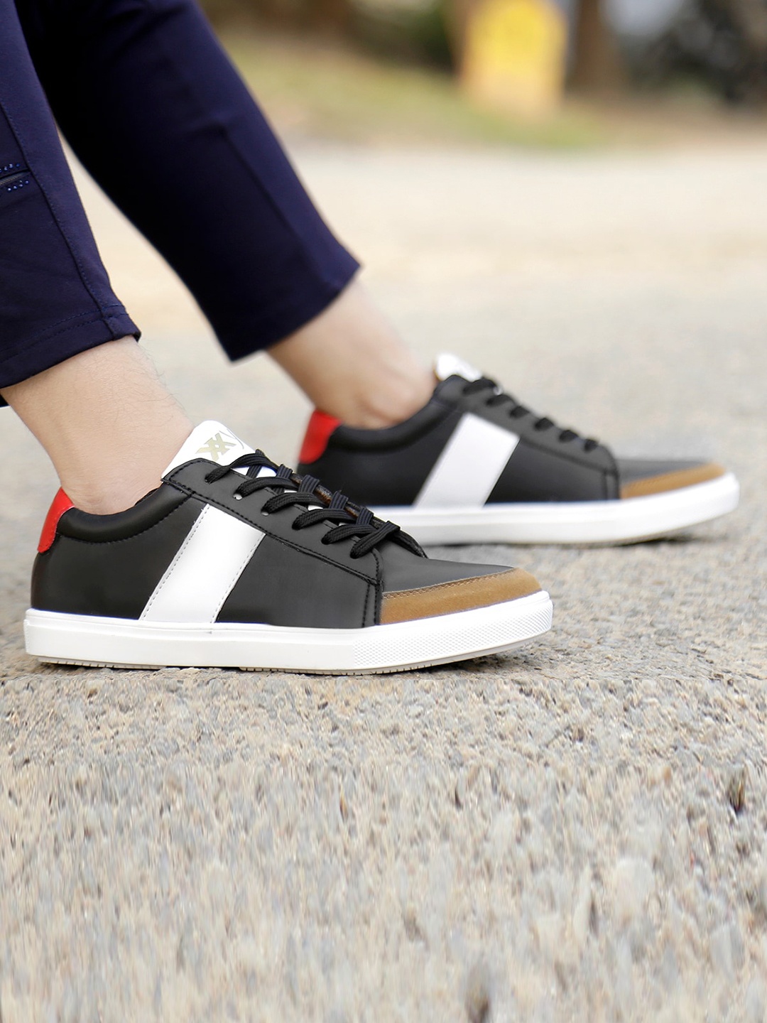 

Bxxy Men Colourblocked Sneakers, Black