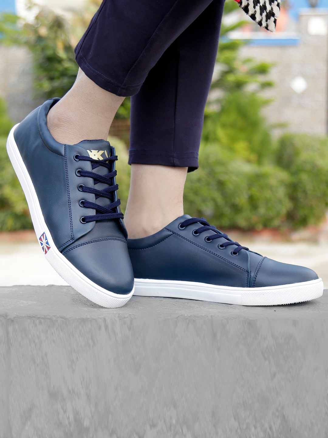

Bxxy Men Contrast Sole Sneakers, Navy blue