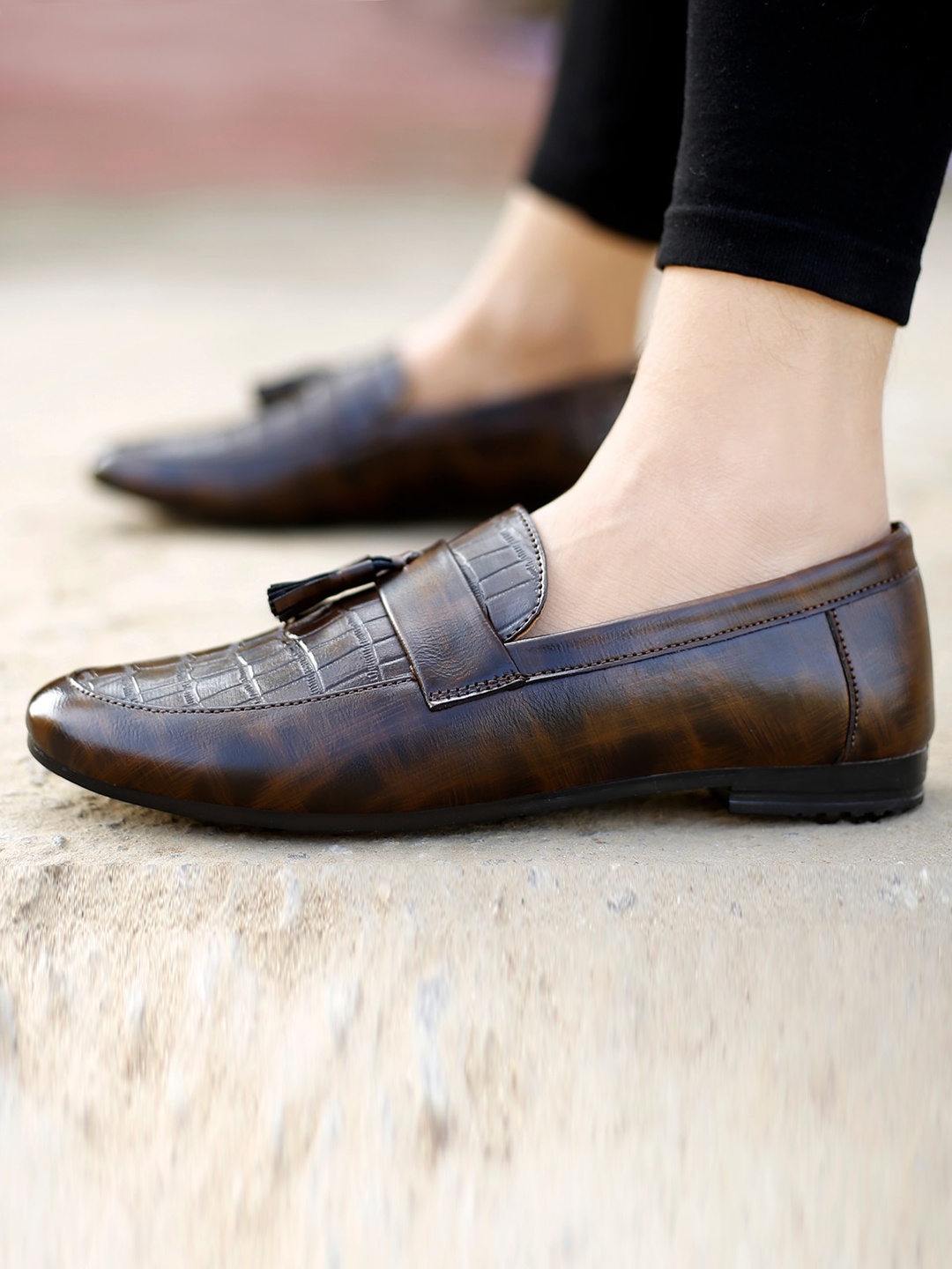 

Bxxy Men Textured Tassel Loafers, Brown