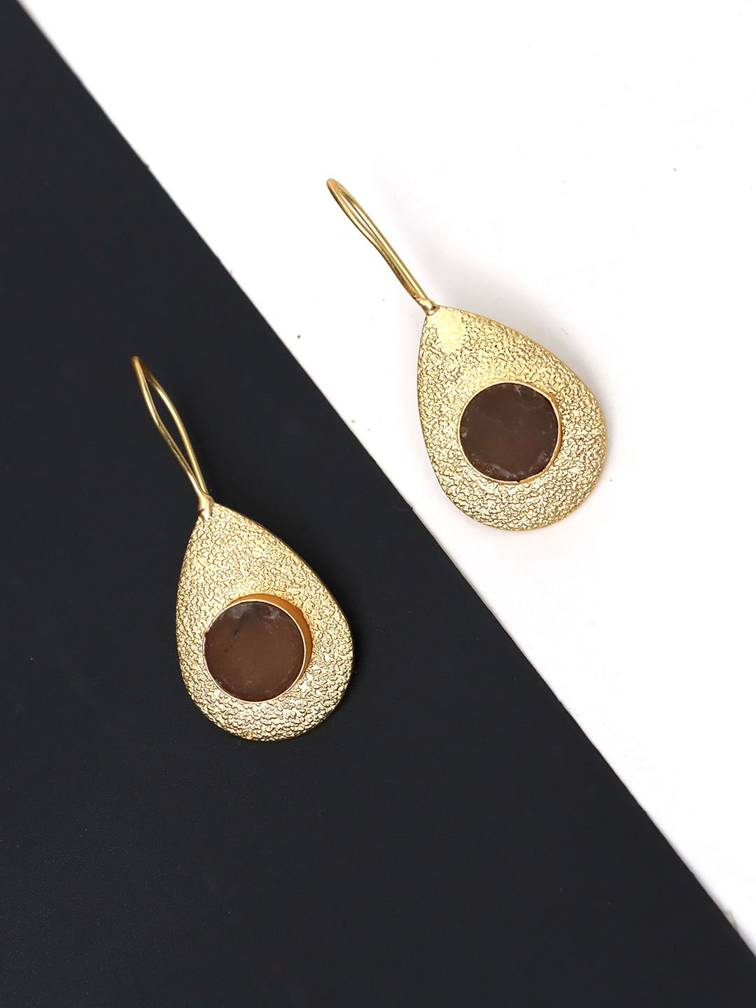 

Ozanoo Gold-Plated Teardrop Shaped Drop Earrings