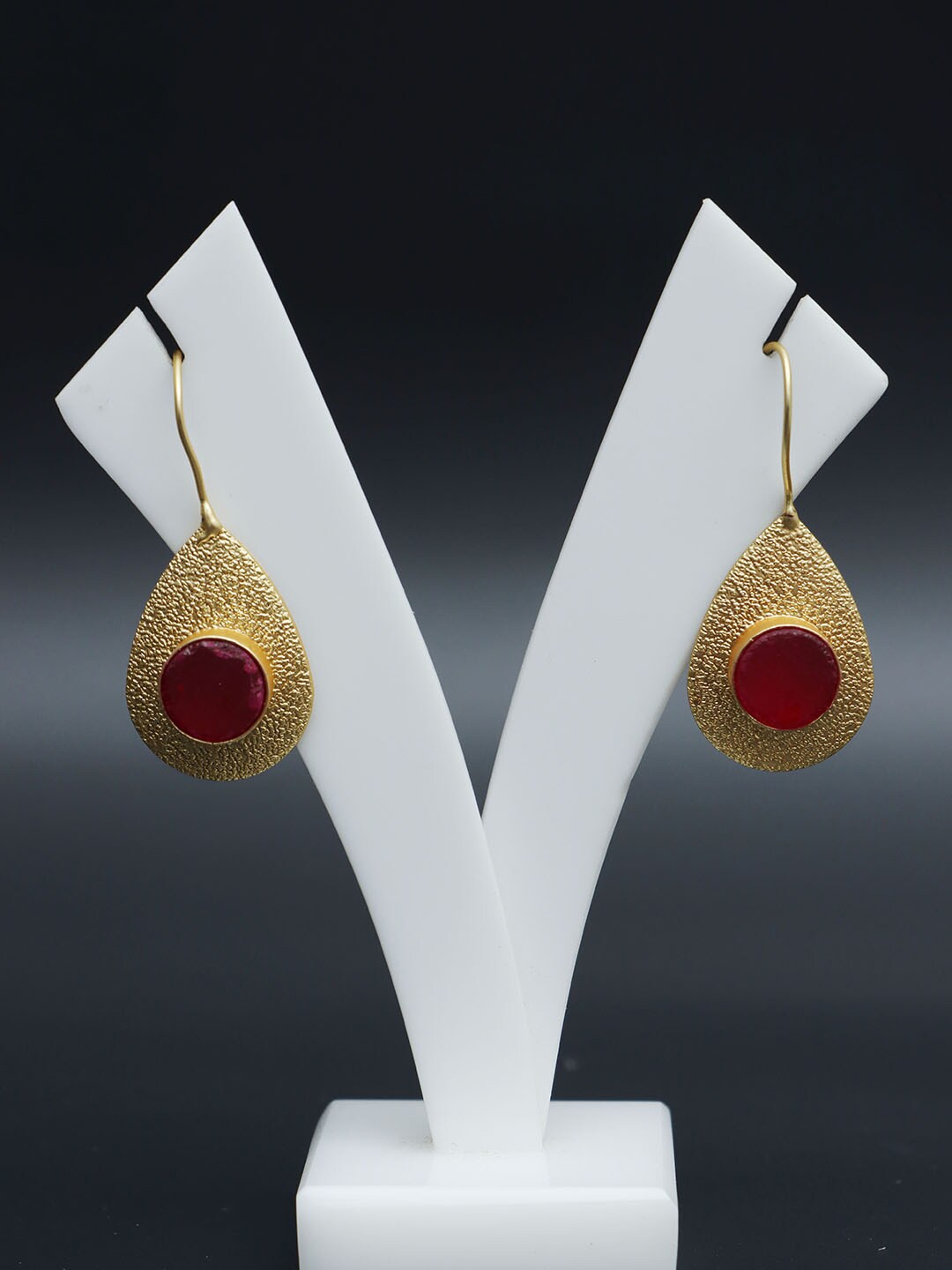 

Ozanoo Gold-Plated Contemporary Drop Earrings