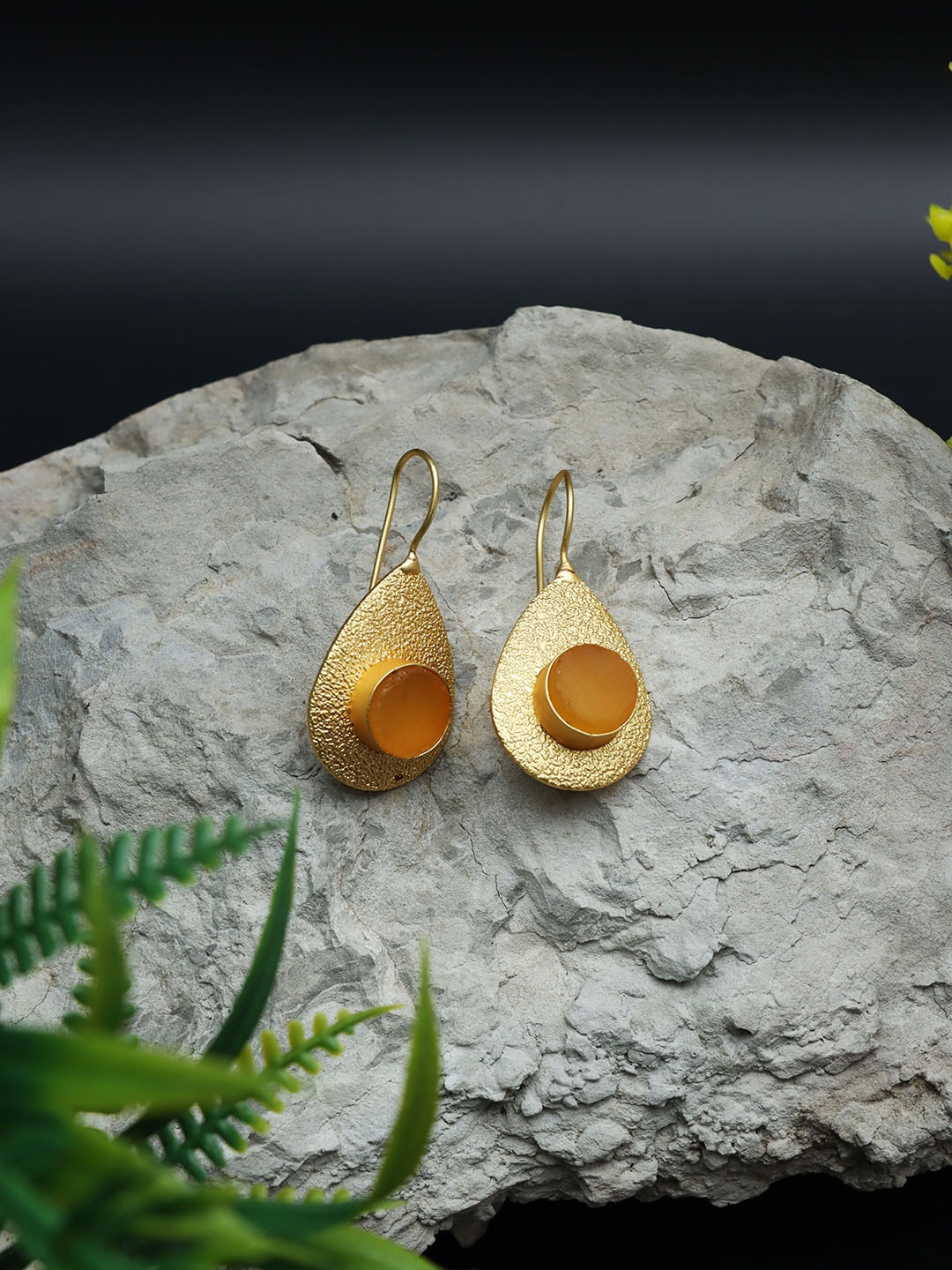 

Ozanoo Gold Plated Stone Studded Drop Earrings