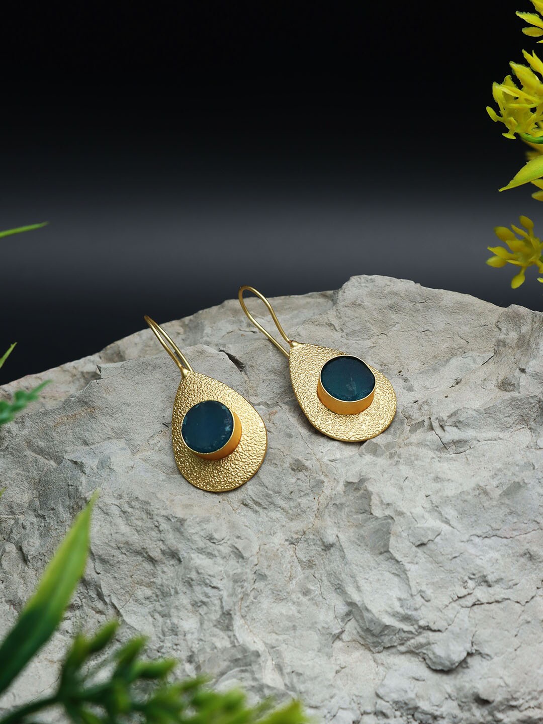 

Ozanoo Gold Plated Stone Studded Drop Earrings