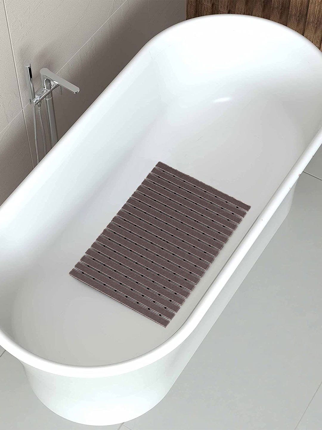 

LUXEHOME INTERNATIONAL Brown Textured Design Rubber Backing Anti-Slip Bath Rug