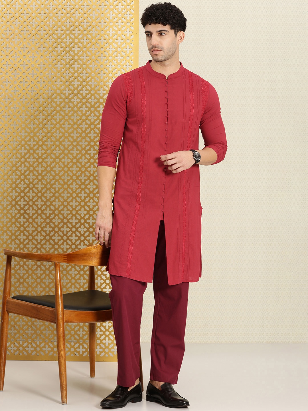 

House of Pataudi Men Chikankari Embroidered Pure cotton Jashn Kurta with Pyjama, Maroon