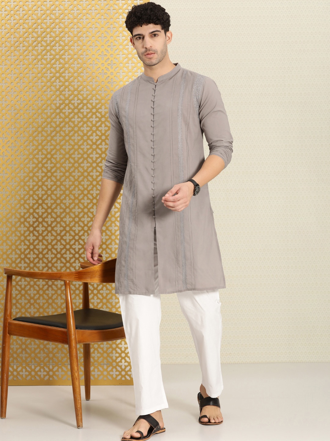 

House of Pataudi Men Chikankari Embroidered Pure cotton Jashn Kurta with Pyjama, Grey