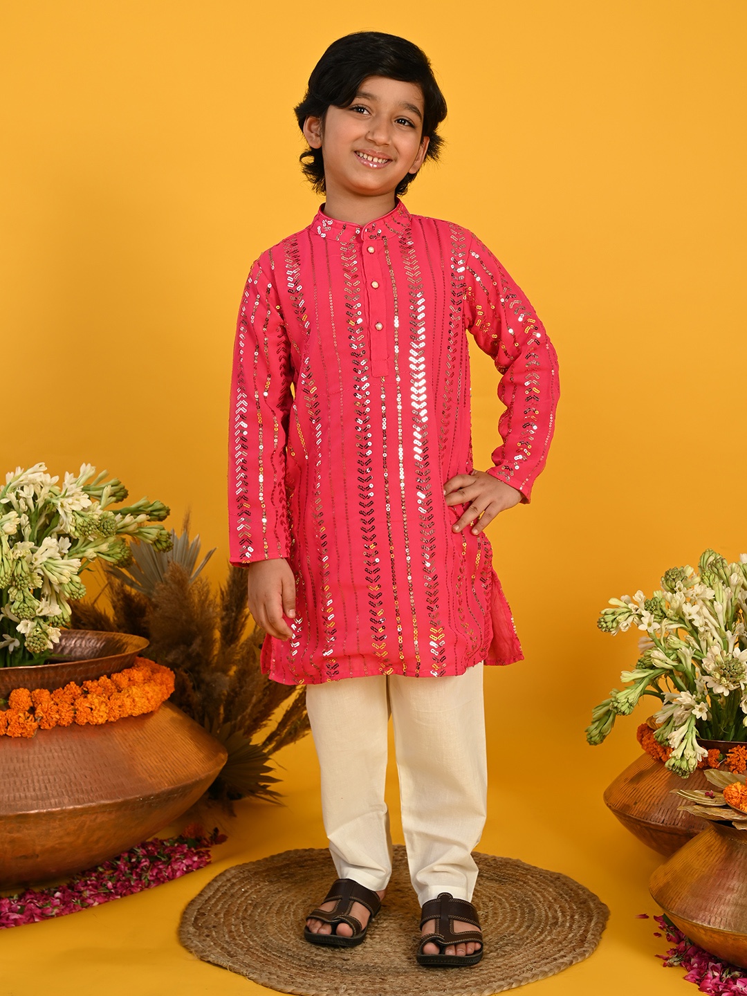

SAKA DESIGNS Boys Ethnic Motifs Embroidered Sequinned Regular Kurta with Pyjamas, Fuchsia