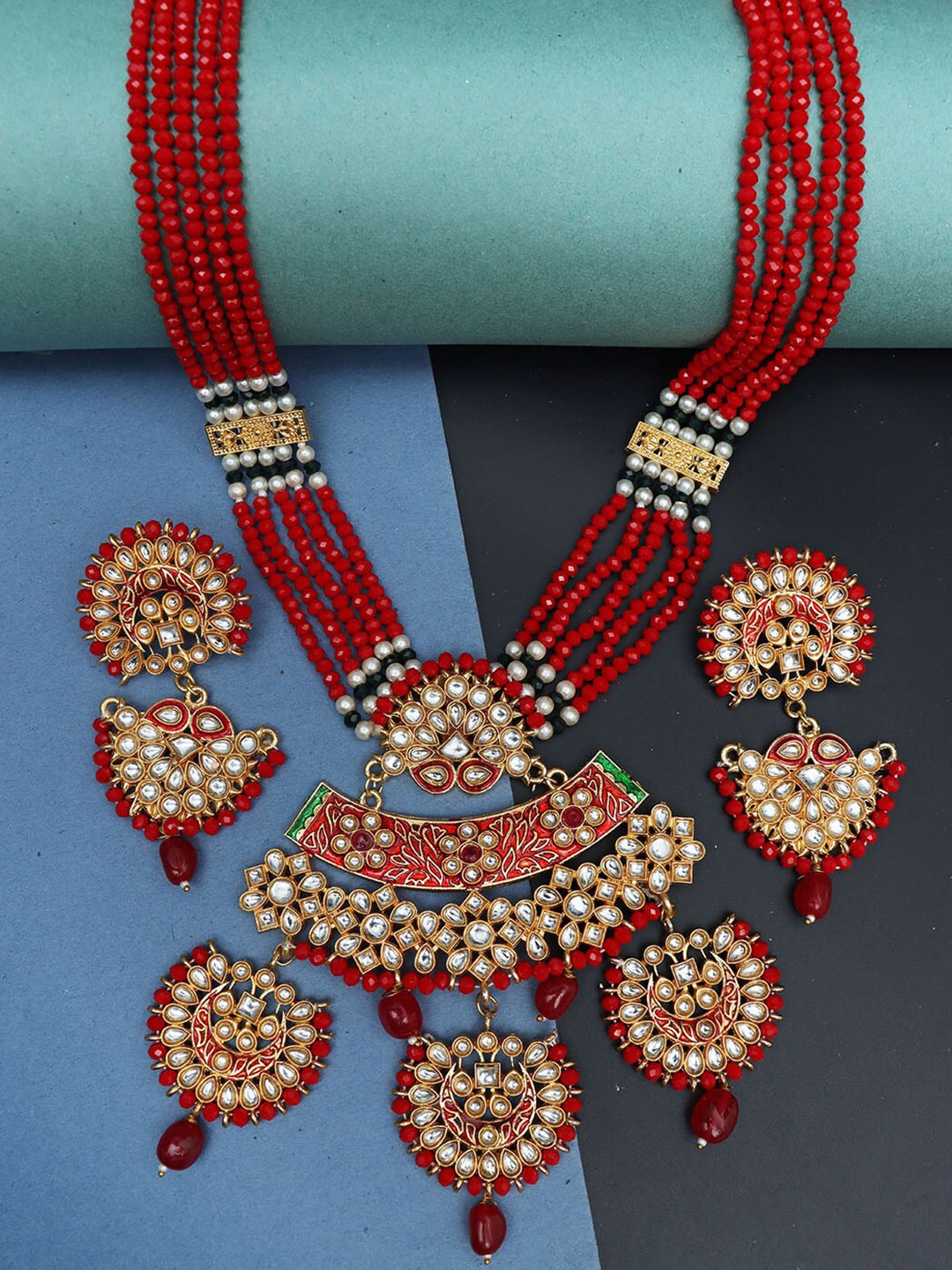

Ozanoo Gold-Plated Kundan-Studded & Beaded Jewellery Set