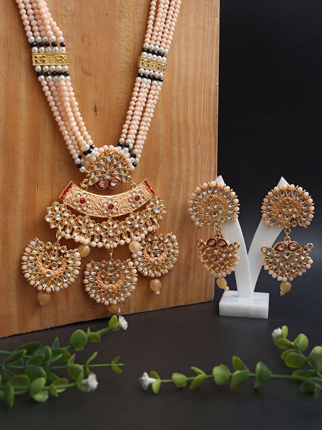 

Ozanoo Gold-Plated Kundan-Studded & Beaded Long Jewellery Set