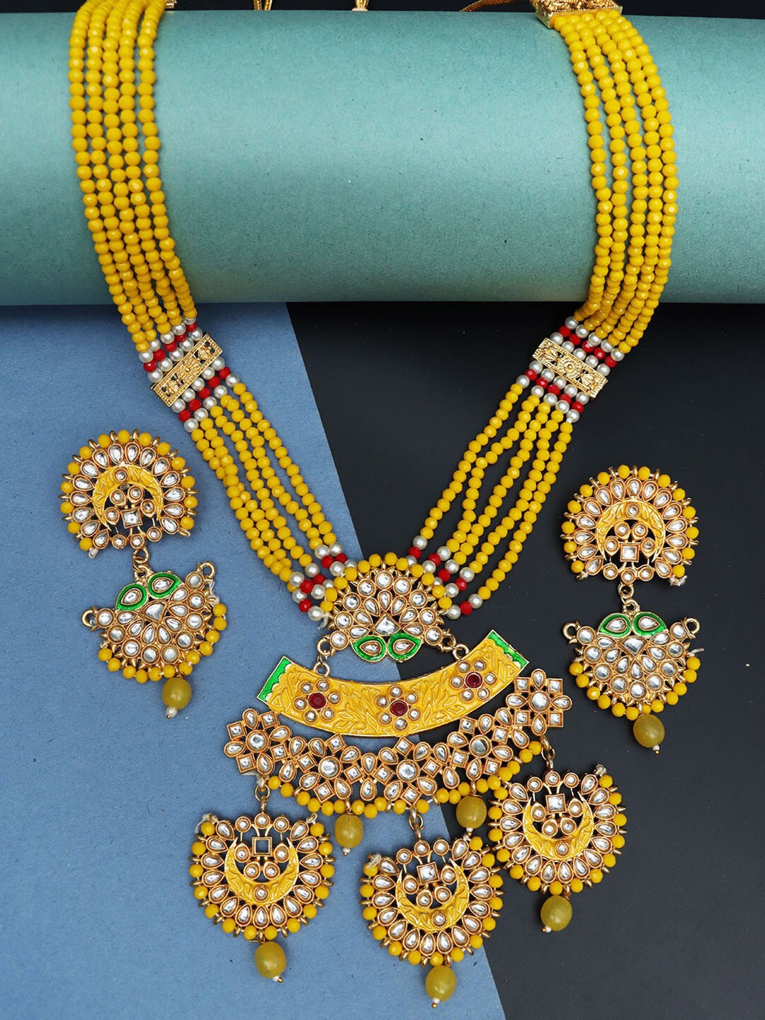 

Ozanoo Gold-Plated Kundan Studded & Beaded Jewellery Set