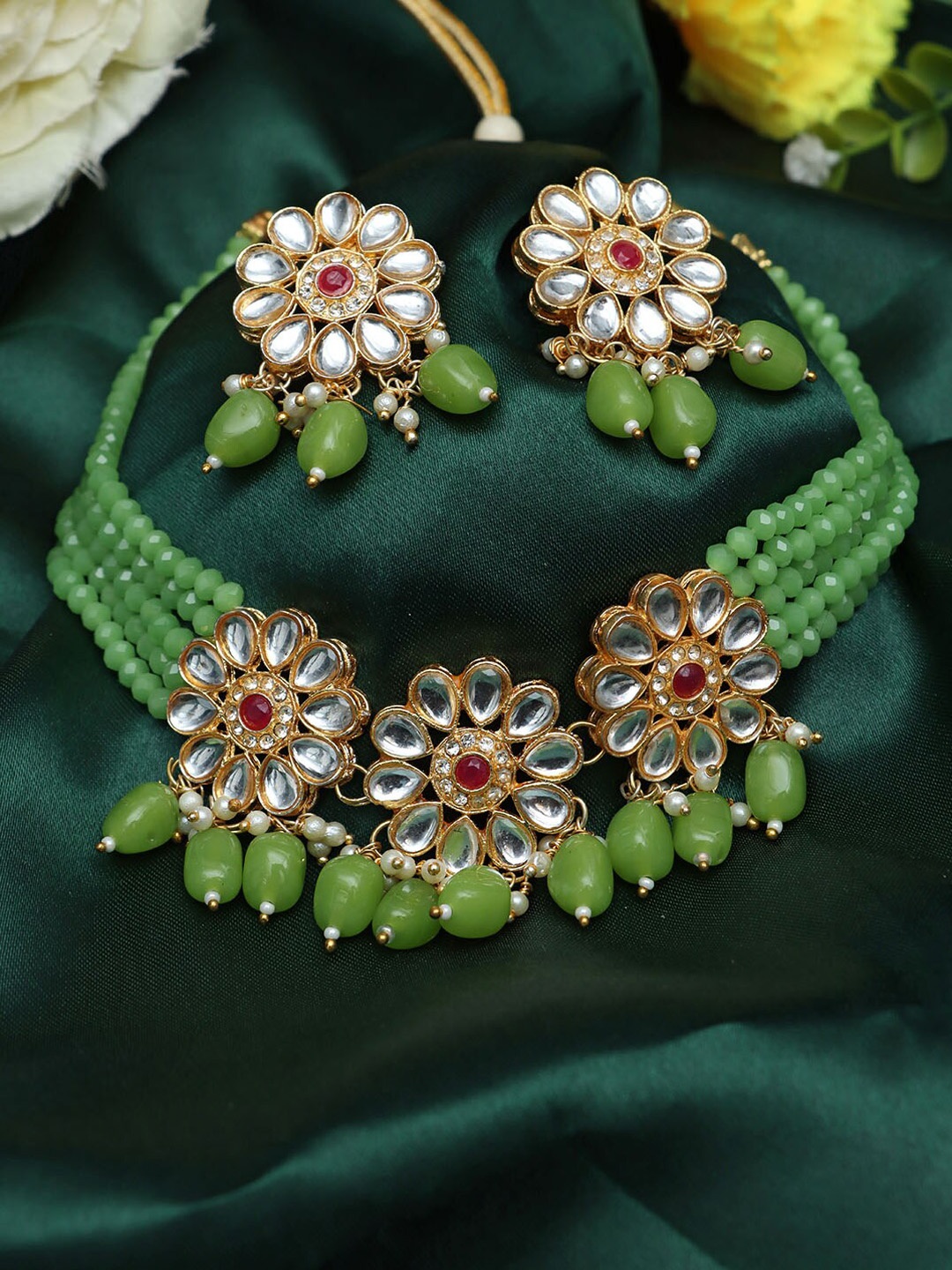 

Ozanoo Gold-Plated Kundan-Studded & Beaded Jewellery Set