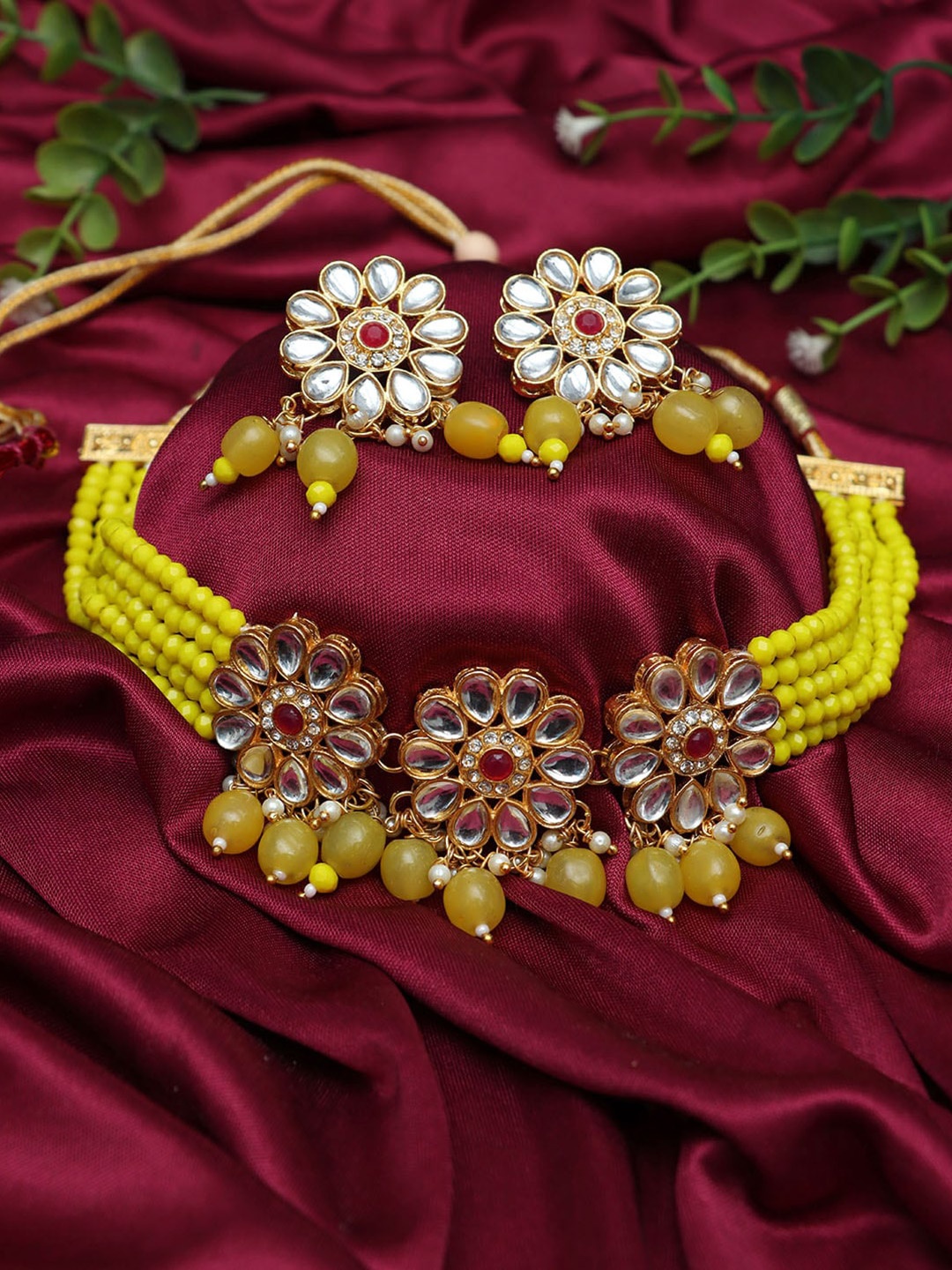 

Ozanoo Gold-Plated Kundan-Studded & Beaded Jewellery Set